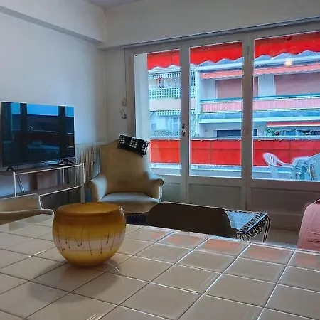 100m Des Plages Centre Apartment *